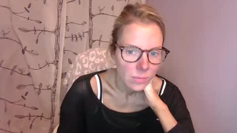 holly_bourbon online show from December 2, 2025, 2:28 am