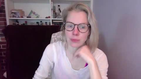 holly_bourbon online show from March 11, 2026, 5:19 pm