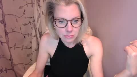 holly_bourbon online show from April 25, 2026, 12:24 am