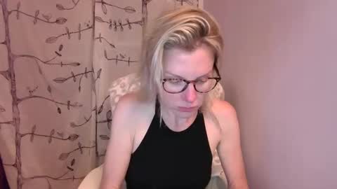 holly_bourbon online show from June 6, 2026, 1:00 am