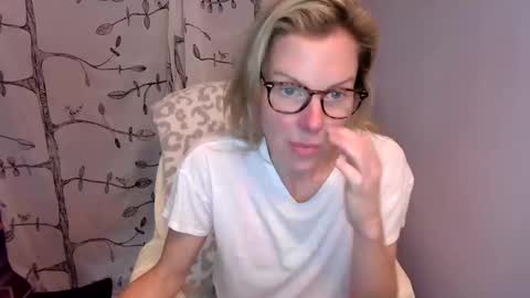 holly_bourbon online show from June 10, 2026, 11:24 pm