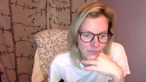 holly_bourbon online show from June 11, 2026, 12:32 am