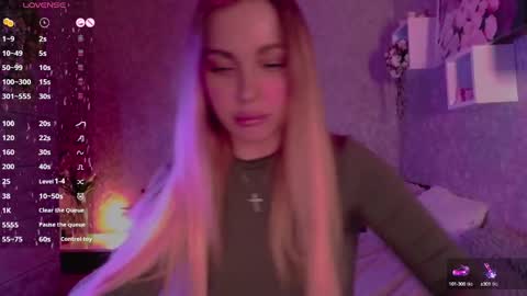 holly_molly8 online show from March 3, 2025, 11:24 pm