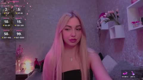 holly_molly8 online show from September 17, 2025, 7:15 pm
