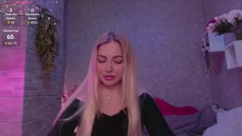 holly_molly8 online show from October 16, 2025, 8:10 pm