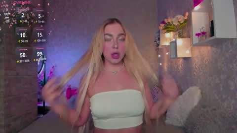 holly_molly8 online show from November 25, 2025, 8:42 pm