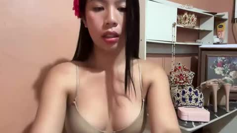 Snapshot of holly_wyn chatting on October 23, 2025, 12:10 am holly_wyn online show from October 23, 2025, 12:10 am