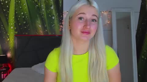 HollyTaillor online show from October 22, 2025, 12:05 pm