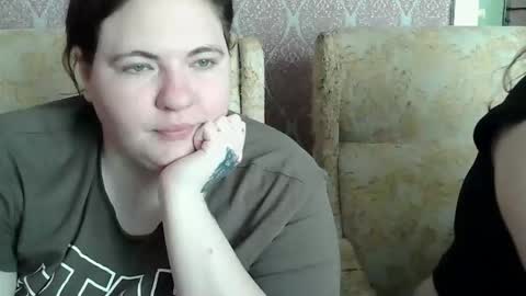 HollyXEva online show from April 27, 2026, 10:46 am