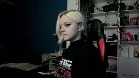 holy_mistresss online show from November 5, 2025, 9:42 am