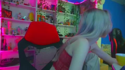 Snapshot of holy_rumi chatting on November 9, 2025, 9:40 am Rumi online show from November 9, 2025, 9:40 am