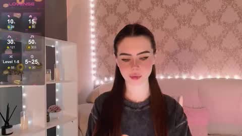 Snapshot of holymiax chatting on November 28, 2025, 3:31 am Mia online show from November 28, 2025, 3:31 am