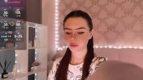 Snapshot of holymiax chatting on December 4, 2025, 3:05 am Mia online show from December 4, 2025, 3:05 am