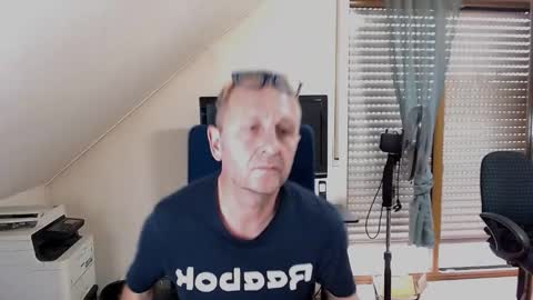 Snapshot of hondowill chatting on November 1, 2025, 1:35 pm Bernd online show from November 1, 2025, 1:35 pm