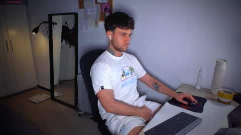 Snapshot of honestandrew chatting on February 10, 2026, 8:24 pm Andrew online show from February 10, 2026, 8:24 pm