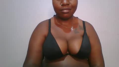 honey_beb online show from September 28, 2025, 8:25 pm