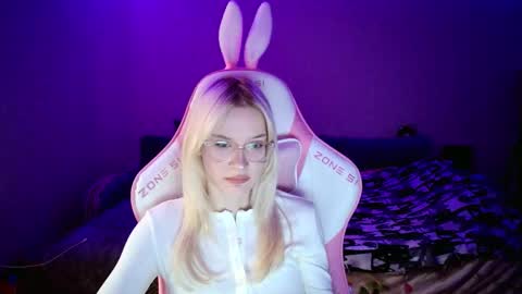 honey_bold online show from December 4, 2025, 10:13 am