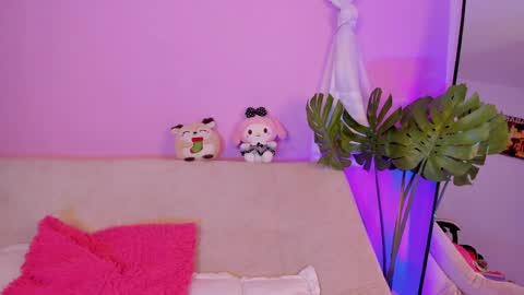 Snapshot of honey_m0on chatting on April 17, 2026, 6:44 pm Milenka online show from April 17, 2026, 6:44 pm