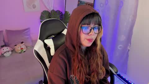 Snapshot of honey_m0on chatting on May 8, 2026, 7:08 pm Milenka online show from May 8, 2026, 7:08 pm