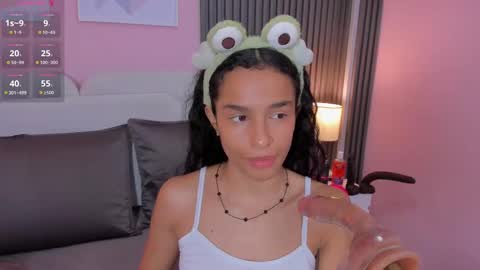 Snapshot of honey_sofii_ chatting on October 5, 2025, 10:35 am honey_sofii_ online show from October 5, 2025, 10:35 am