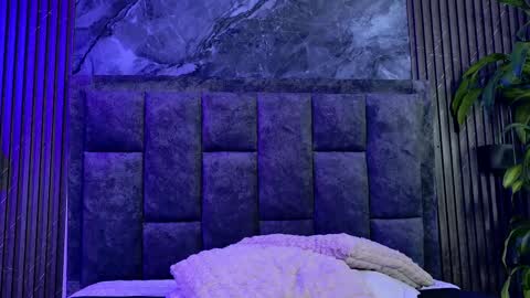 honey_sunn_ online show from October 7, 2025, 4:04 pm
