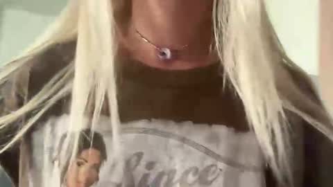 Snapshot of honeybun_z chatting on February 25, 2026, 5:55 pm honeybun_z online show from February 25, 2026, 5:55 pm