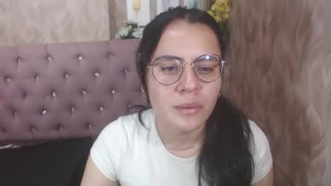 Snapshot of honeybuu_ chatting on May 26, 2026, 2:57 pm Emily online show from May 26, 2026, 2:57 pm