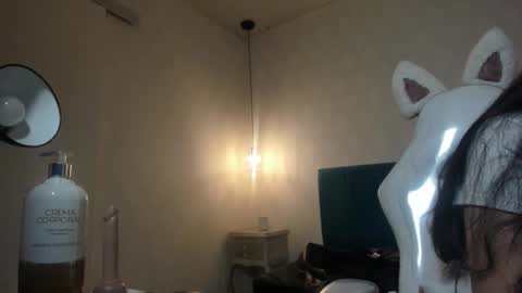Snapshot of honeybuu_ chatting on May 30, 2026, 4:09 am Emily online show from May 30, 2026, 4:09 am