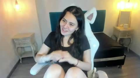 Snapshot of honeybuu_ chatting on July 2, 2026, 2:23 pm Emily online show from July 2, 2026, 2:23 pm