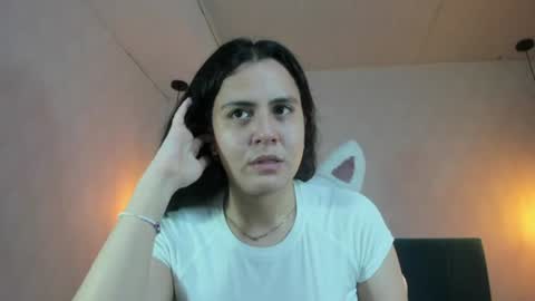 Snapshot of honeybuu_ chatting on July 20, 2026, 2:41 pm Emily online show from July 20, 2026, 2:41 pm