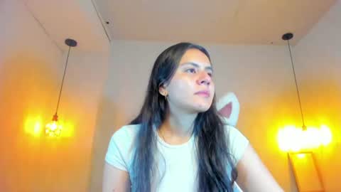 Snapshot of honeybuu_ chatting on July 21, 2026, 2:19 pm Emily online show from July 21, 2026, 2:19 pm