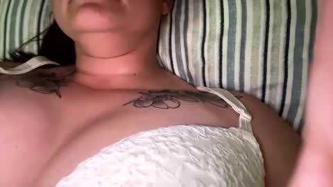 Snapshot of honeygirlox chatting on September 24, 2025, 6:33 pm honeygirlox online show from September 24, 2025, 6:33 pm