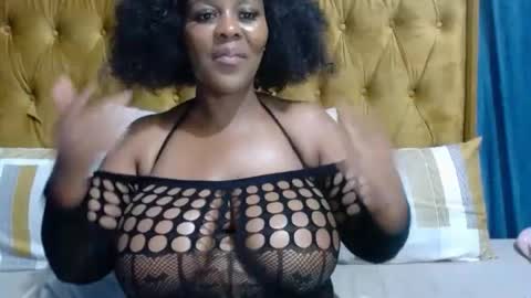 Snapshot of honeyglow_ chatting on August 6, 2026, 7:16 pm honeyglow_ online show from August 6, 2026, 7:16 pm
