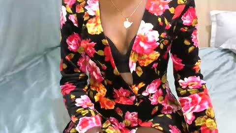 Snapshot of honeypie78 chatting on October 22, 2025, 5:08 am Becky online show from October 22, 2025, 5:08 am