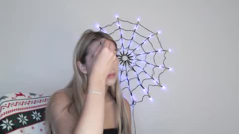 honeyveil online show from October 28, 2025, 12:30 pm