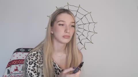 honeyveil online show from October 31, 2025, 1:34 pm