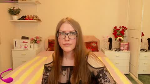 Snapshot of honeywinexs chatting on June 14, 2026, 1:35 pm honeywinexs online show from June 14, 2026, 1:35 pm