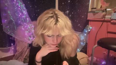 Snapshot of honeyxlimbed chatting on March 11, 2025, 6:10 am Emi Rose online show from March 11, 2025, 6:10 am