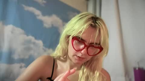 Snapshot of honeyxlimbed chatting on September 16, 2025, 7:31 am Emi Rose online show from September 16, 2025, 7:31 am