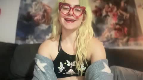 Snapshot of honeyxlimbed chatting on October 21, 2025, 3:18 am Emi Rose online show from October 21, 2025, 3:18 am