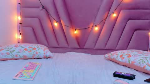 Khloe  online show from November 14, 2025, 1:21 pm