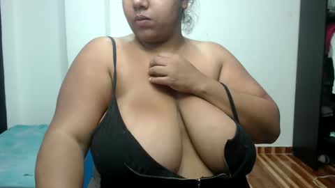 Snapshot of hornyboobs18 chatting on October 17, 2025, 12:58 am karen online show from October 17, 2025, 12:58 am