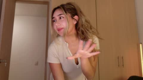 Holly  online show from May 28, 2026, 12:19 am