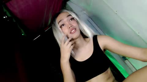 hot_moma69 online show from April 23, 2026, 1:02 pm