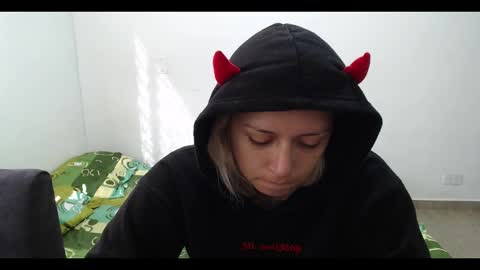 Mia online show from February 18, 2025, 1:33 pm