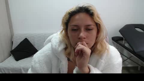 Mia online show from March 7, 2025, 5:17 pm