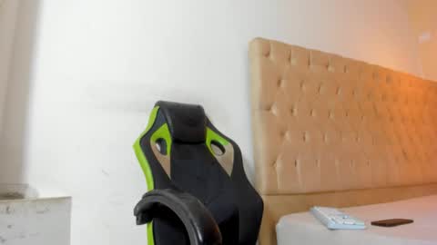 hotblosson online show from December 1, 2025, 1:49 pm