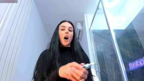 hotfallingdevil online show from September 24, 2025, 4:38 am