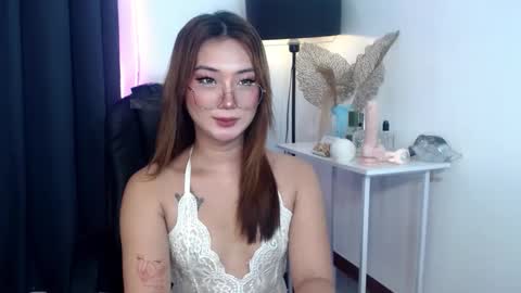 Snapshot of hotfallinggodempress chatting on December 11, 2024, 2:30 am KATRINA online show from December 11, 2024, 2:30 am