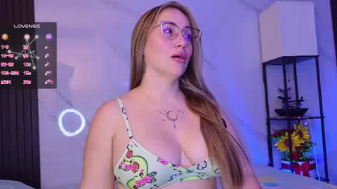 Snapshot of hotpawgmilf chatting on June 18, 2026, 11:53 pm Sussy Bloom online show from June 18, 2026, 11:53 pm